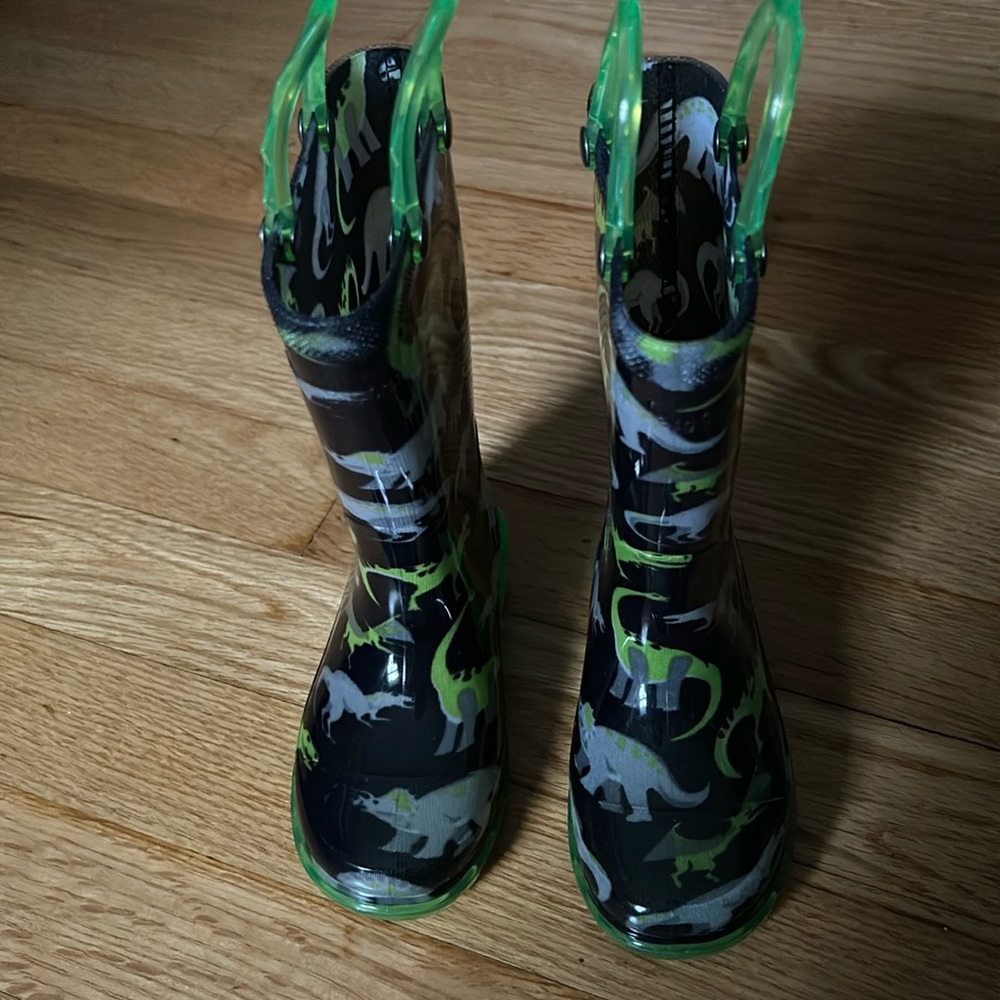 Boys size 6 dinosaur boots!